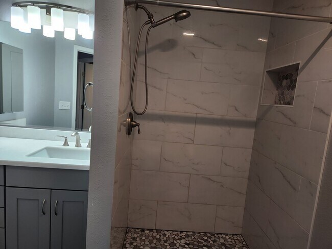 Building Photo - Beautifully updated 2 bed / 2 bath at 4 Seasons North