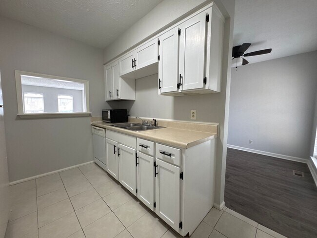 Building Photo - Updated 3BR Home Near Percy Priest & Airport – Fenced Yard & Easy Commute