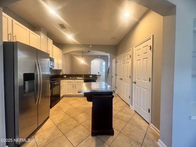 Building Photo - 13040 Sunset Lake Dr
