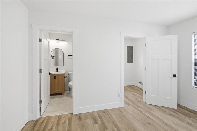 Building Photo - 1038 N Parker Ave