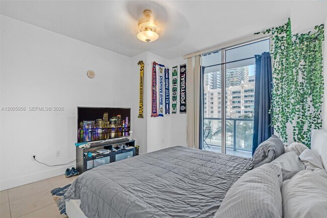 Building Photo - 1111 SW 1st Ave