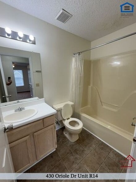 Building Photo - 430 Oriole Dr