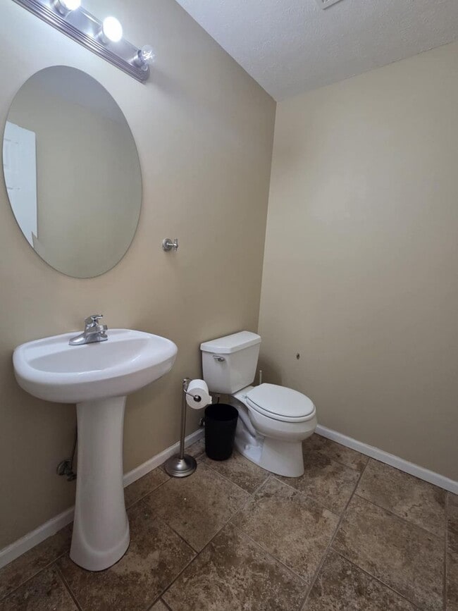 Building Photo - Large family corner lot home for rent!