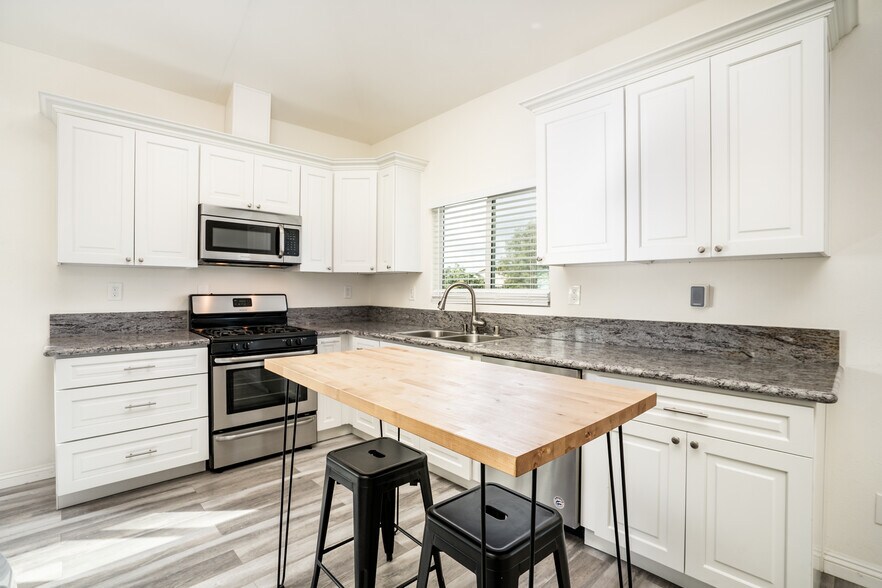 Building Photo - 14584 Highcrest Cir