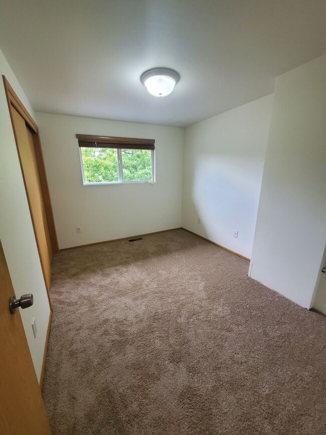 Building Photo - **Apply by 10/15 for 2 Weeks Free Rent** K...