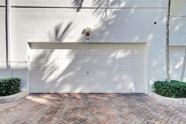 Building Photo - 290 NE 5th Ave