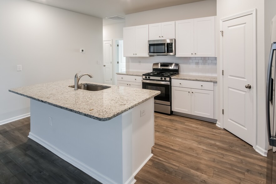 Building Photo - 120 S Reindeer Rd