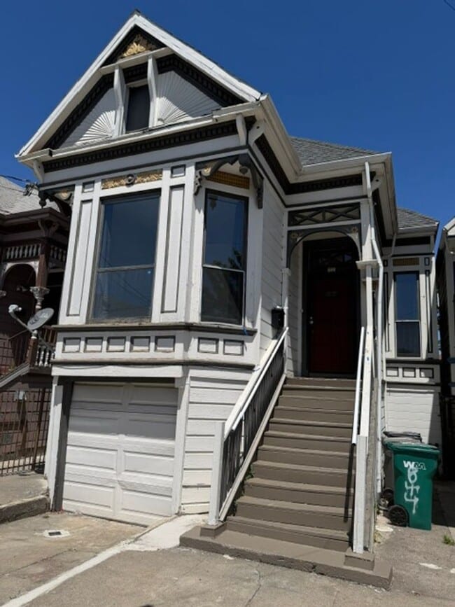Building Photo - 1/2 Off First Month's Rent, 3Bdrm, 2.5Bath