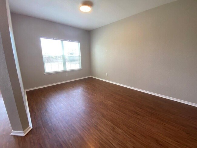Building Photo - 330 Mistletoe Ln