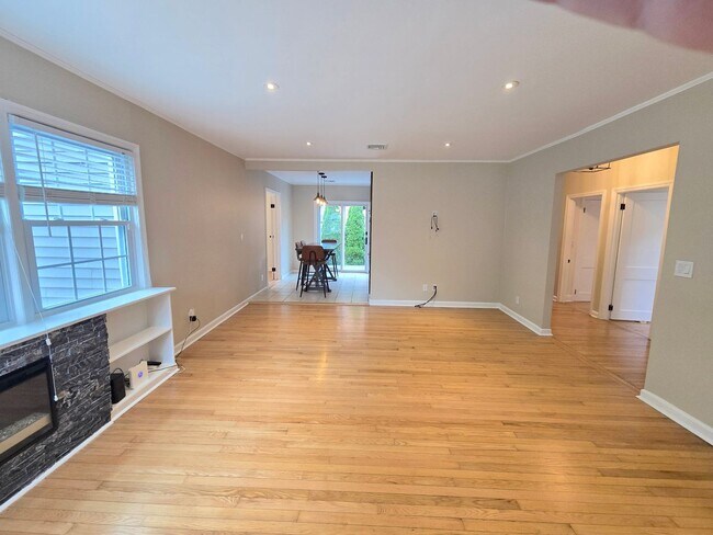 Building Photo - Beautifully updated, ranch style single fa...