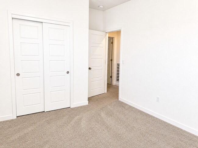 Building Photo - 2806 N Applegate Ave