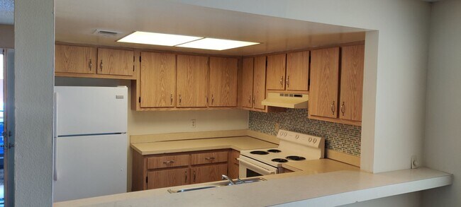 Building Photo - CORAL GARDENS 2 BEDROOM CONDO