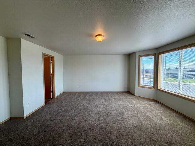 Building Photo - Spacious 4 Bedroom, 2.5 Bath w/3 Car Garage!