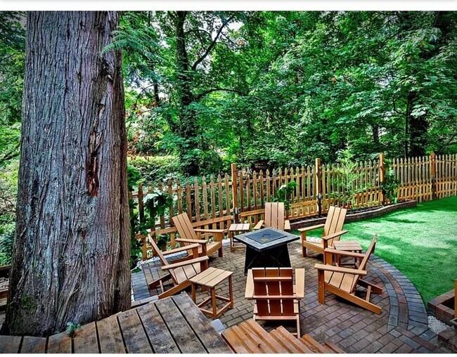 Building Photo - * FULLY FURNISHED * -3 levels, 7 bedrooms , lower level apartment with separate entrance *Home ba...