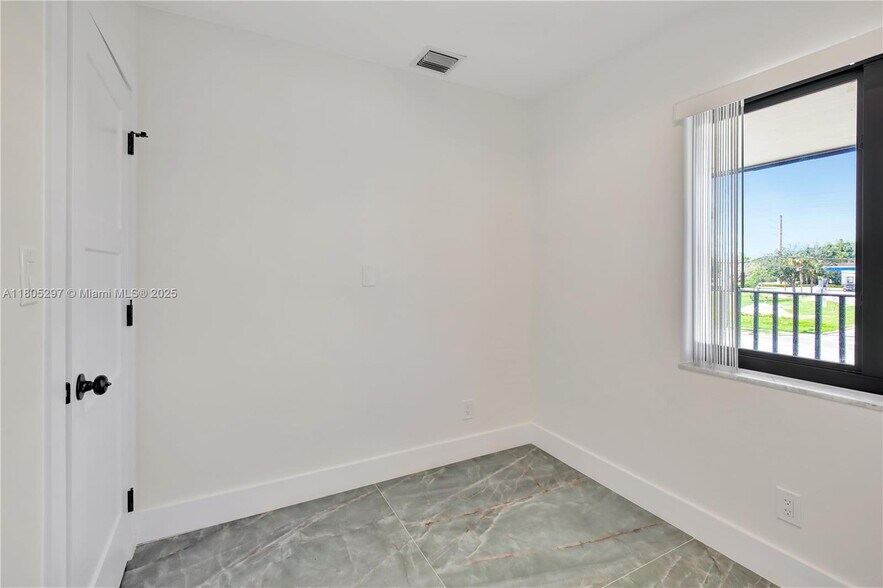 Building Photo - 5980 SW 40th Ave