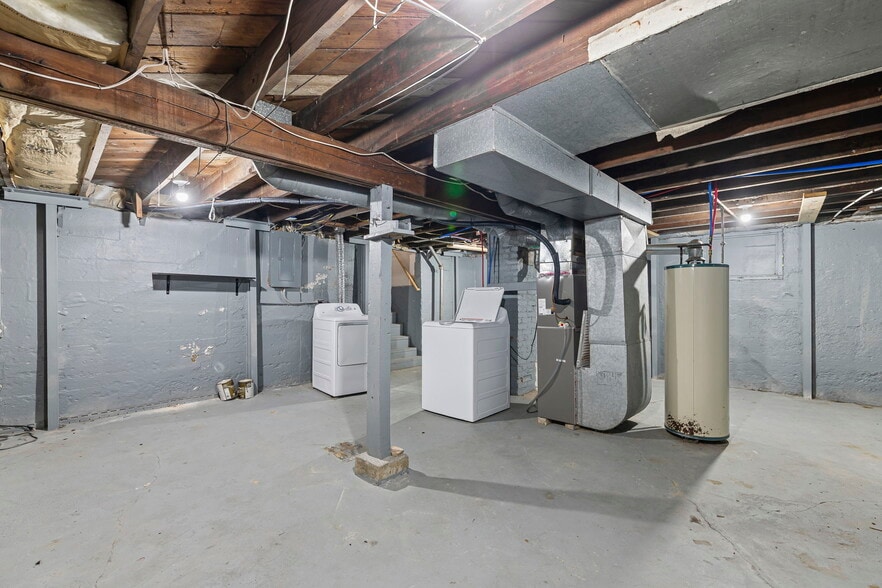 Building Photo - 810 W 77th St