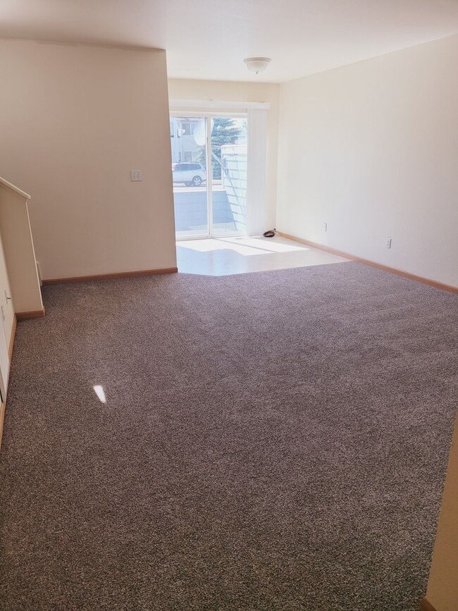 Building Photo - Bright & Convenient Townhouse Living!