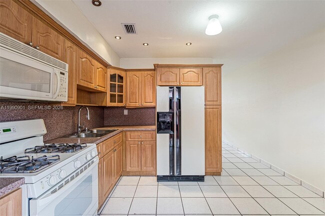 Building Photo - 1028 W 30th St