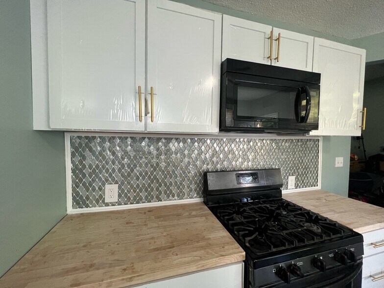 Building Photo - 64 Fairview St