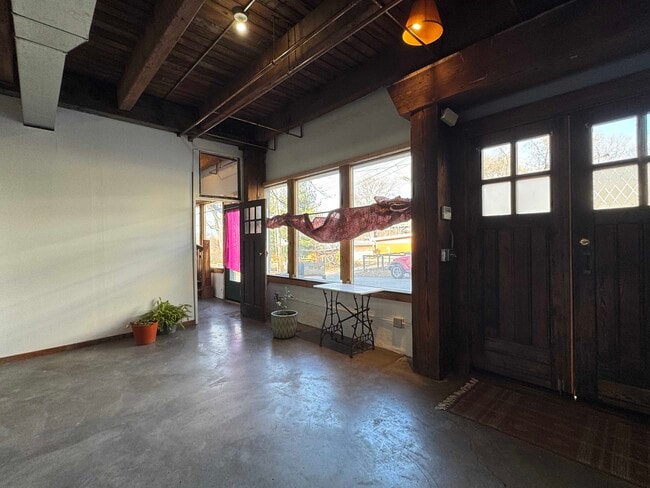 Building Photo - 915 W 16th St