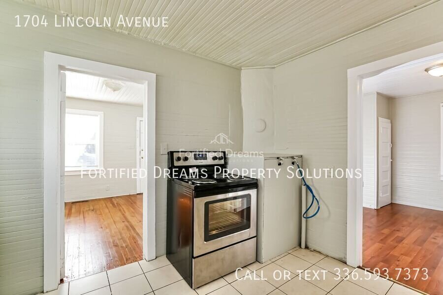 Building Photo - 1704 Lincoln Ave