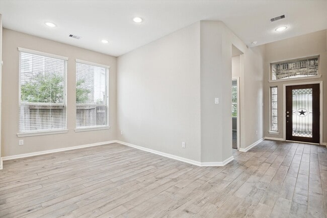 Building Photo - 1535 Giles Dr