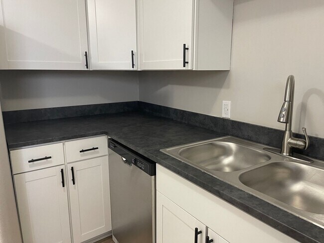 Building Photo - 2 bd 1 ba duplex in a Great Location