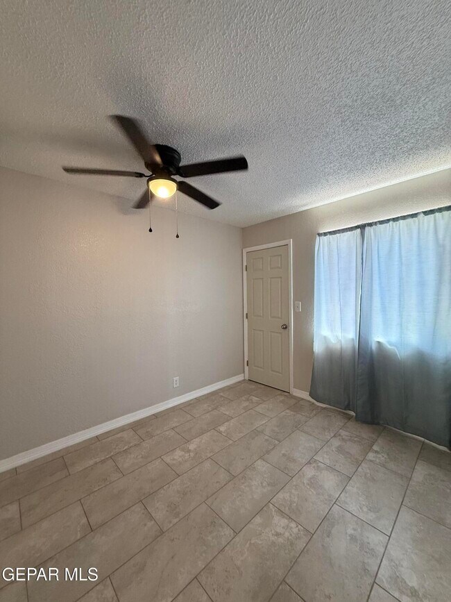 Building Photo - 955 Versailles Dr