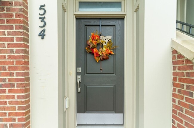 Building Photo - Beautiful and within walking distance to a...