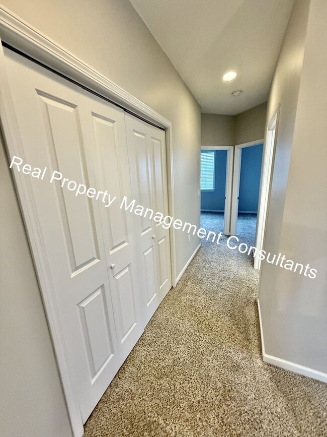 Building Photo - Spacious 3 Bed / 3.5 Bath in Blue Valley S...