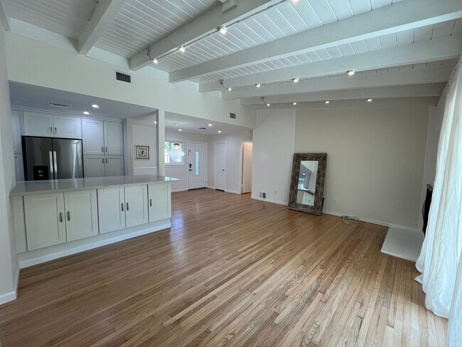 Building Photo - AVAILABLE NOW! Encino home w/all appliance...