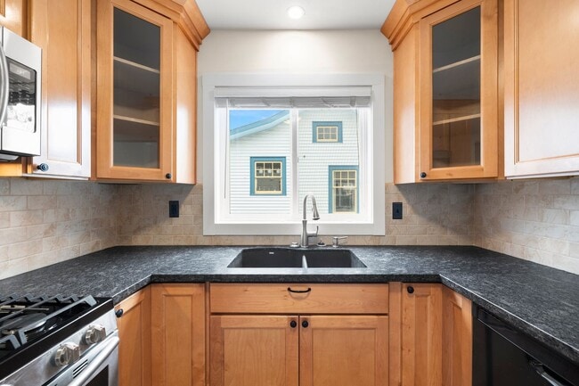 Building Photo - 2 bedroom 1 bath with full basement in Sellwood!