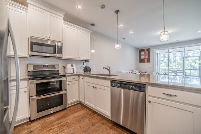 Building Photo - Coming Available! 3 Bedroom, 2.5 Bath Townhome!