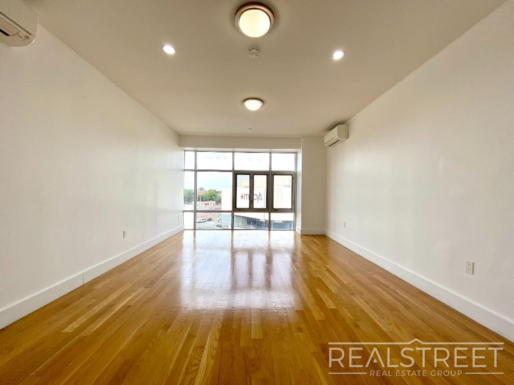 Building Photo - LUXURY LOFT in Queens!