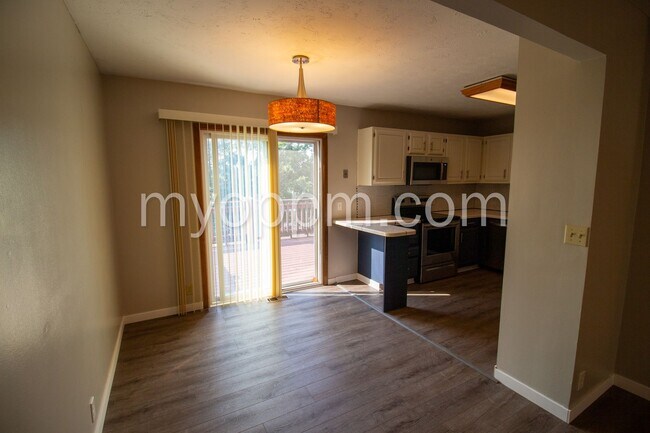 Building Photo - Spacious Omaha Home
