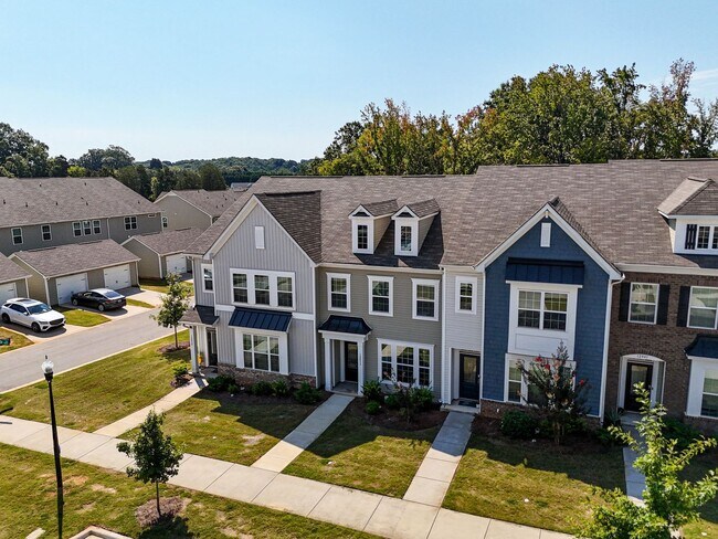 Building Photo - Lovely 3 Bed 2.5 Bath Townhome