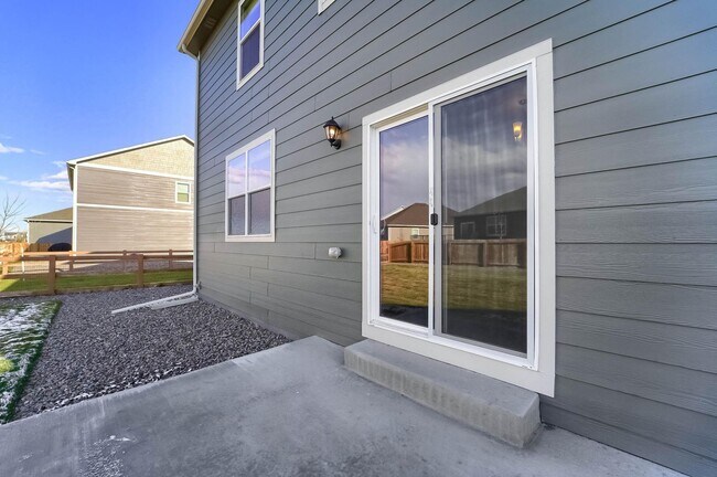 Building Photo - Gorgeous 4 bed, 3 bath, loft and an office!