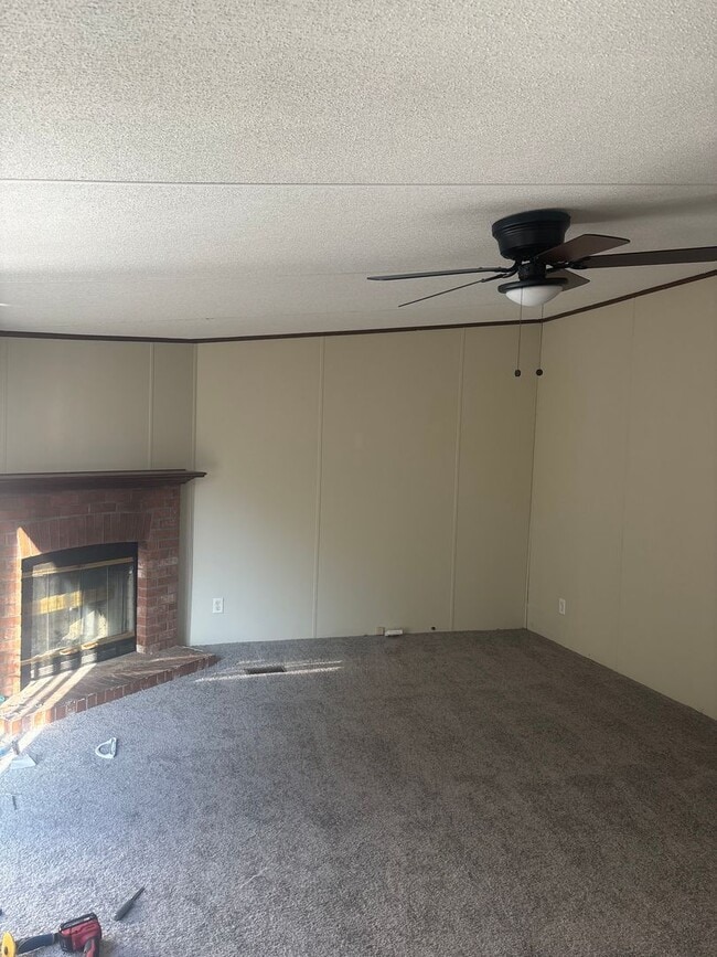 Building Photo - 3 bed 2 bath includes garden tub, patio, fireplace.