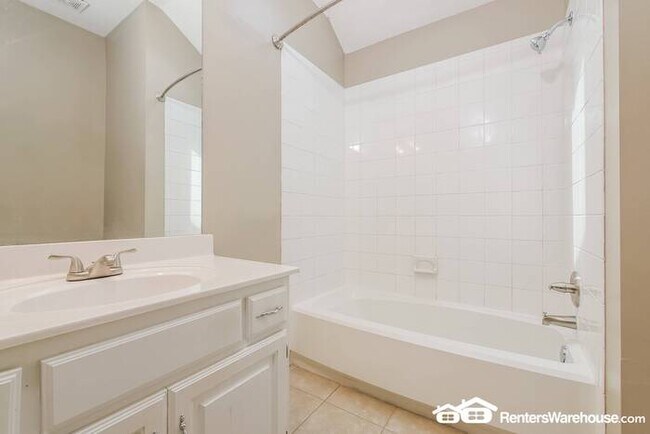 Building Photo - 4 Bed 2.5 Bath For Rent In Olathe! Availab...