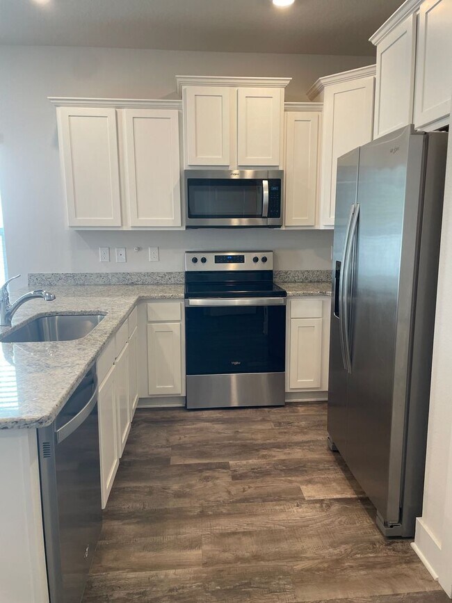 Building Photo - Splendid Townhouse, Community Pool & Dog Park!