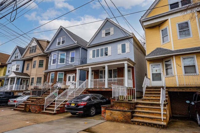 Building Photo - 98 W 30th St