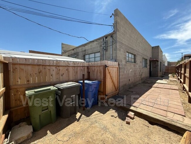Building Photo - 422 1/2 North St