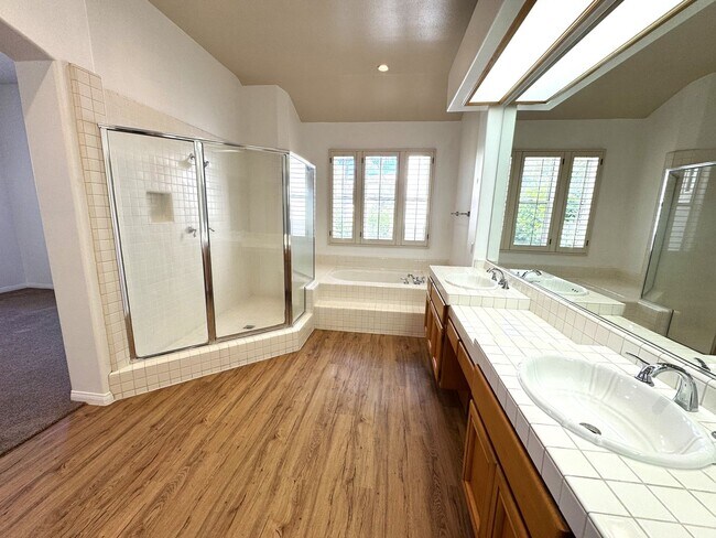 Building Photo - Beautiful 3Bd/2.5Ba Spacious Home in Tustin!