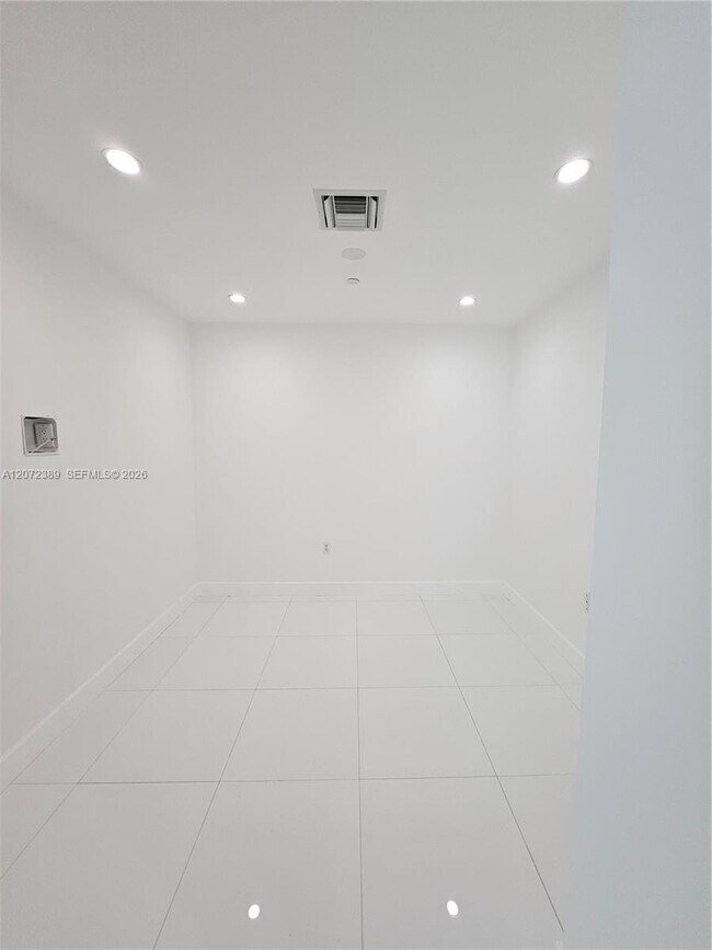 Building Photo - 900 Biscayne Blvd