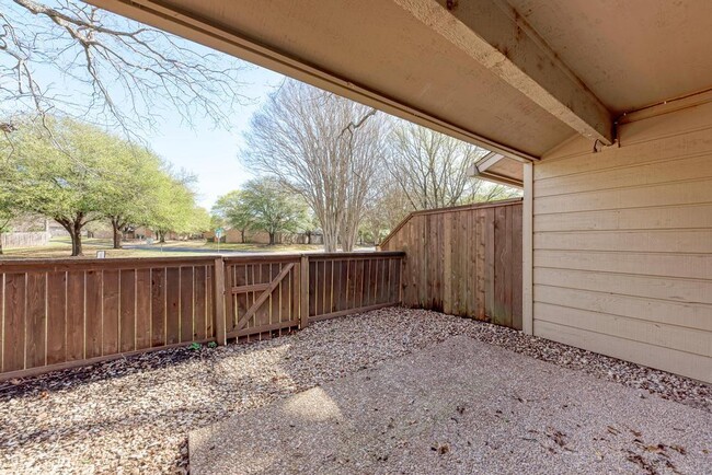 Building Photo - 7211 Lakewood Dr