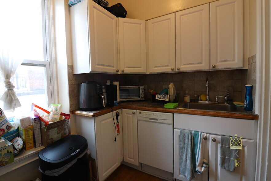 Building Photo - 1477 Beacon St