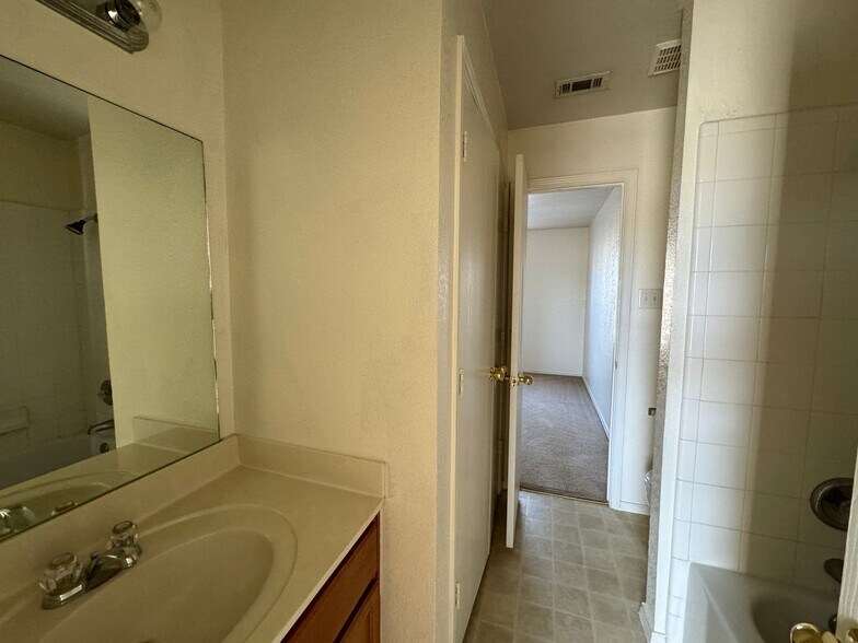 Building Photo - 403 Creek St