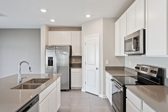 Building Photo - Spacious 4-Bed Retreat with 2.5 Baths in Davenport, FL – Your Next Rental Home Awaits!