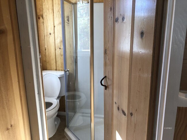 Building Photo - Loft Cabin Newly Remodeled