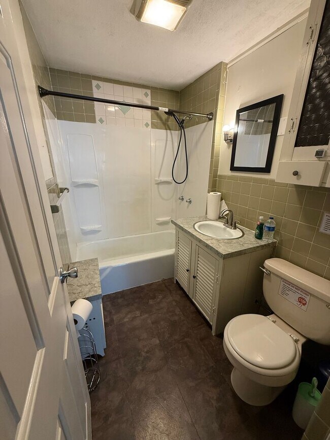 Building Photo - Spacious 3 bedroom 1 bathroom